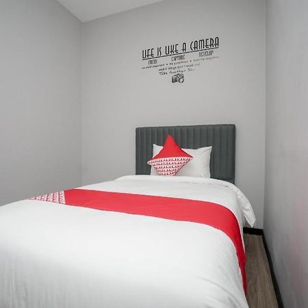 Oyo 568 Rajawali Homestay Palembang Buitenkant foto