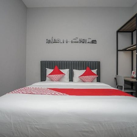 Oyo 568 Rajawali Homestay Palembang Buitenkant foto