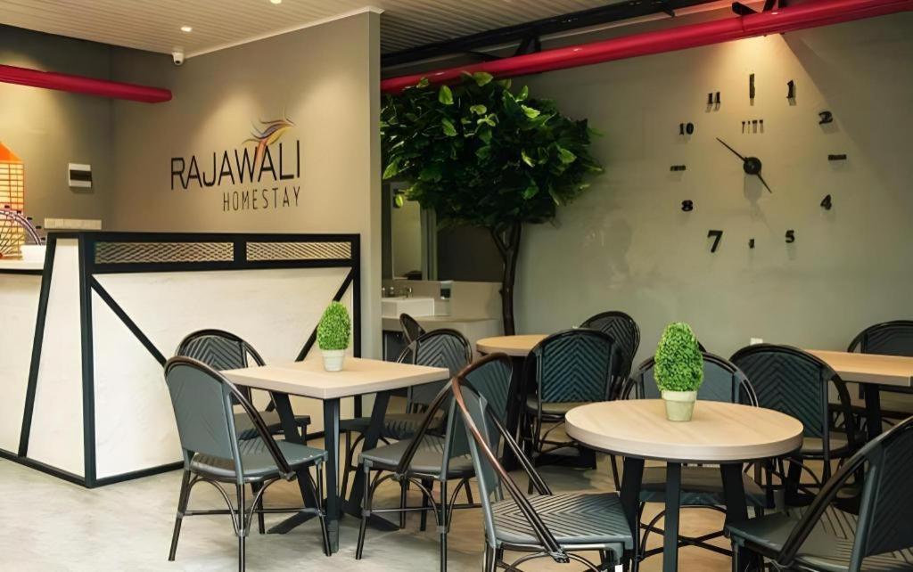 Oyo 568 Rajawali Homestay Palembang Buitenkant foto