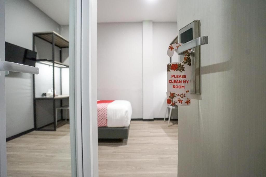 Oyo 568 Rajawali Homestay Palembang Buitenkant foto