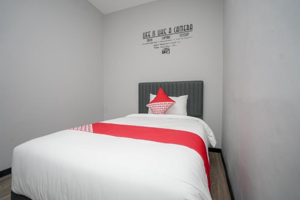 Oyo 568 Rajawali Homestay Palembang Buitenkant foto