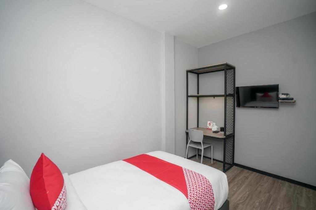 Oyo 568 Rajawali Homestay Palembang Buitenkant foto