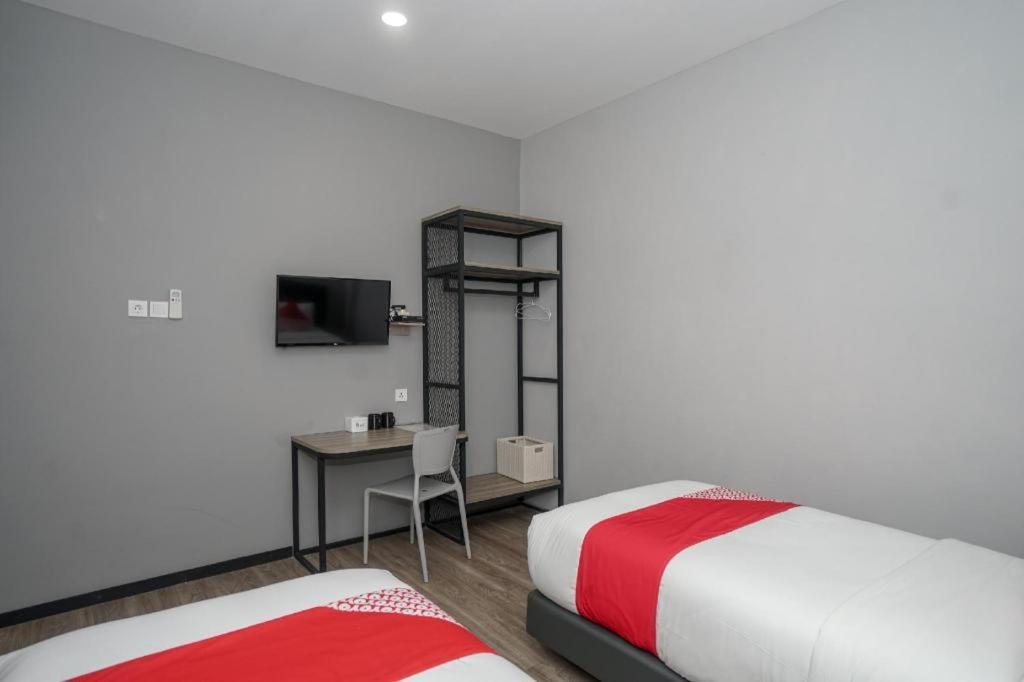 Oyo 568 Rajawali Homestay Palembang Buitenkant foto