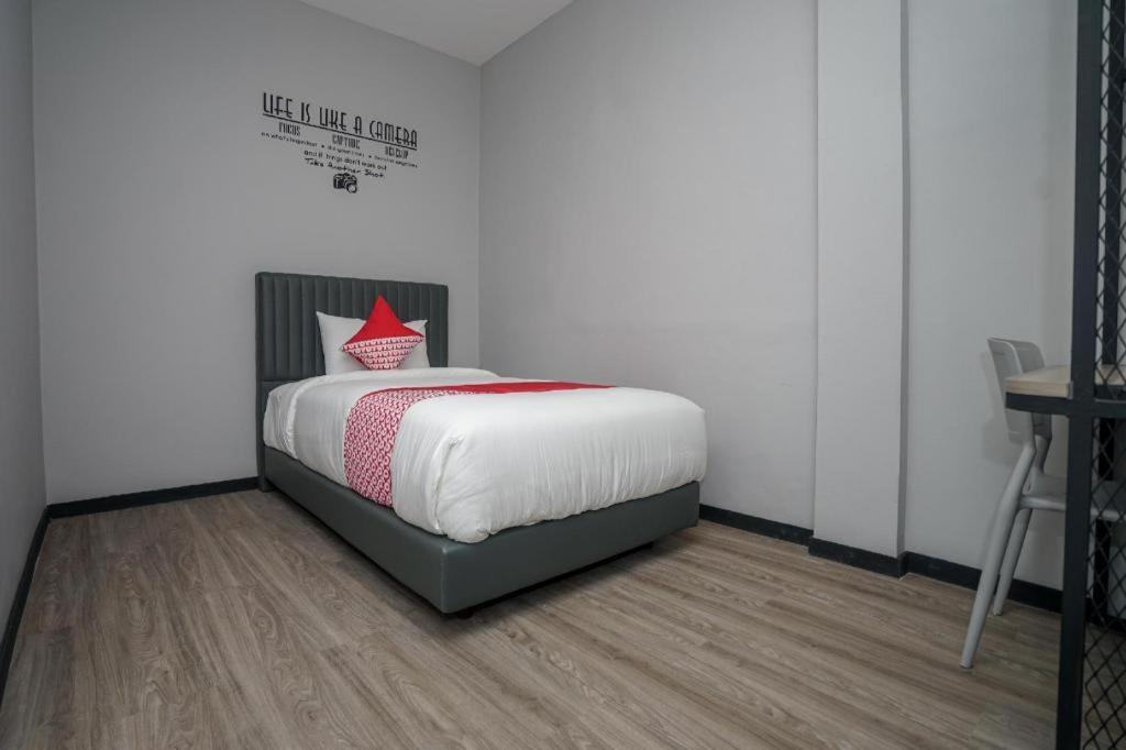 Oyo 568 Rajawali Homestay Palembang Buitenkant foto
