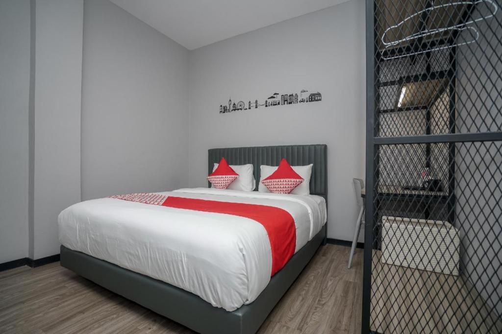 Oyo 568 Rajawali Homestay Palembang Buitenkant foto
