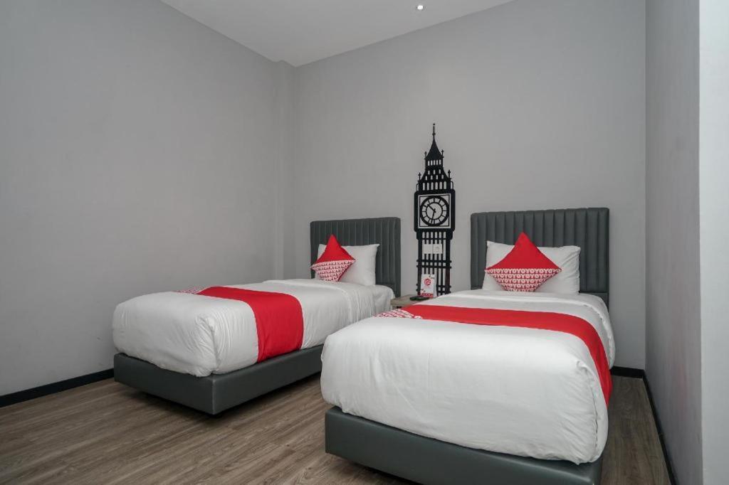 Oyo 568 Rajawali Homestay Palembang Buitenkant foto