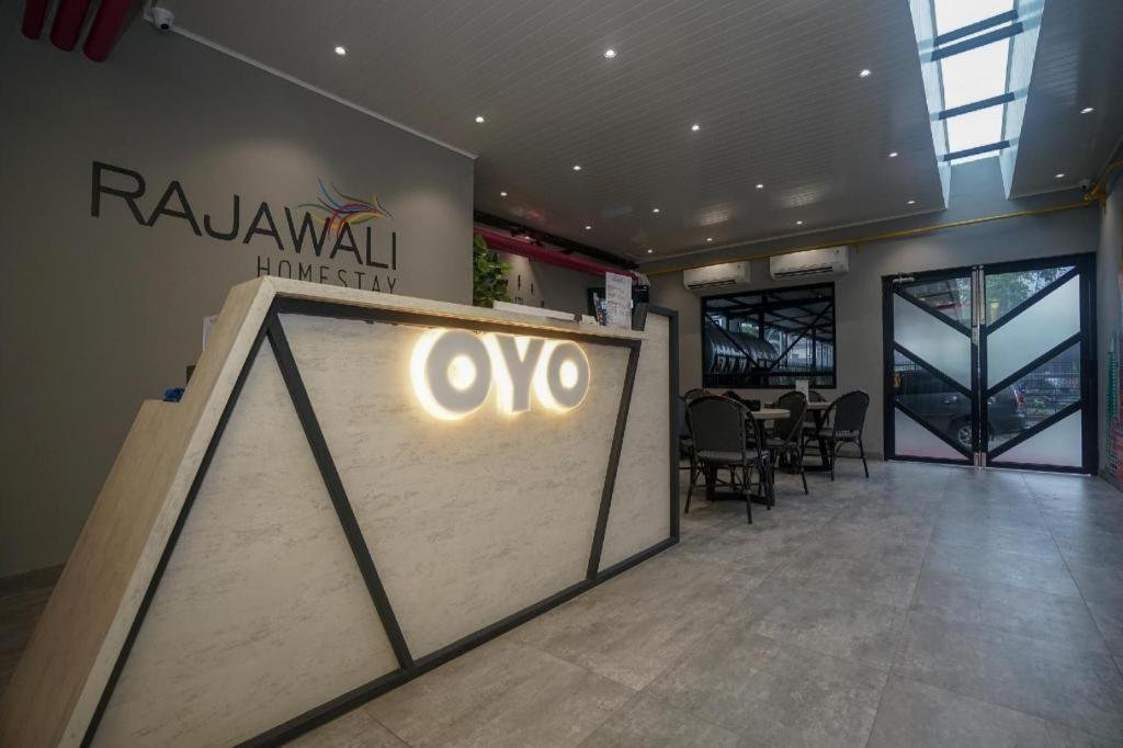 Oyo 568 Rajawali Homestay Palembang Buitenkant foto