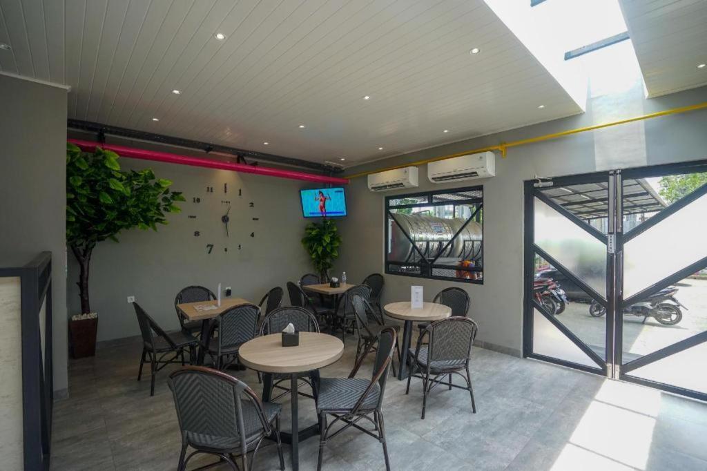 Oyo 568 Rajawali Homestay Palembang Buitenkant foto