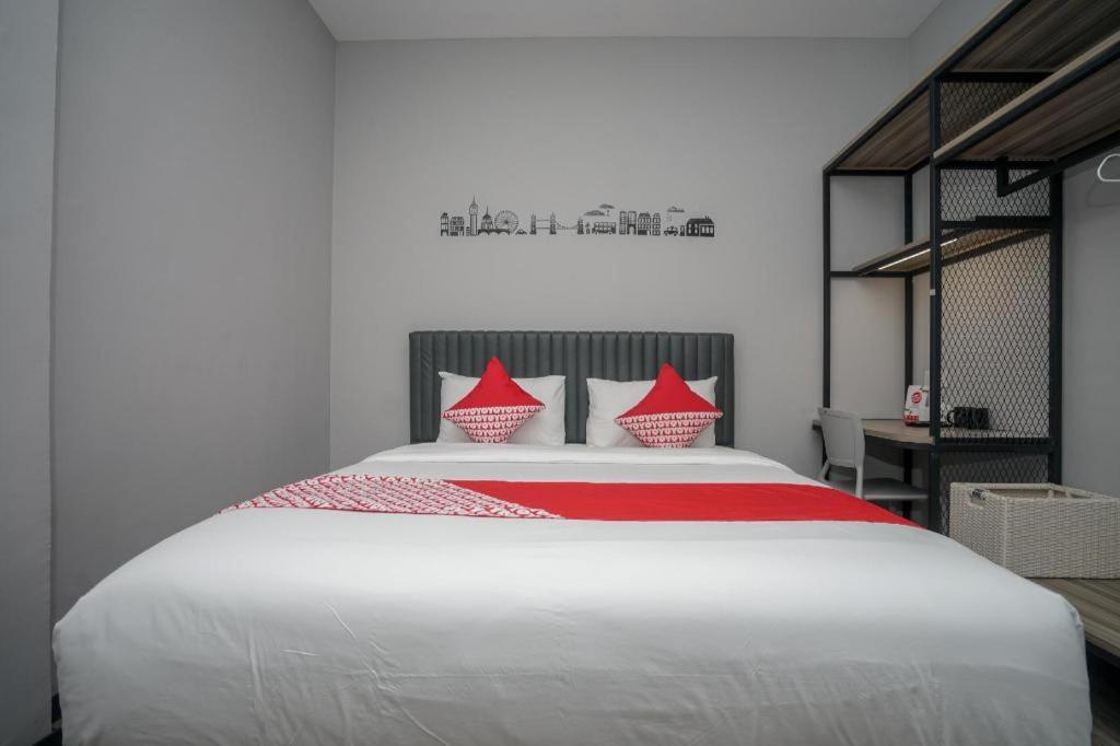 Oyo 568 Rajawali Homestay Palembang Buitenkant foto