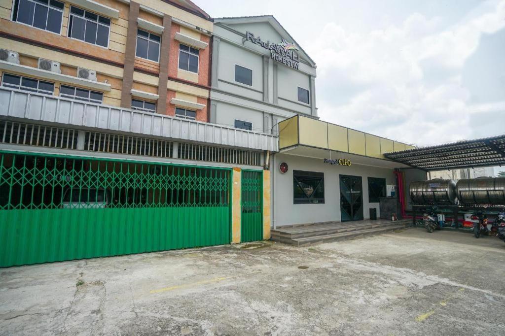 Oyo 568 Rajawali Homestay Palembang Buitenkant foto