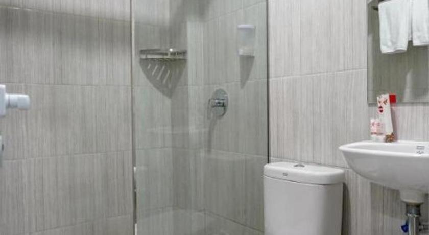 Oyo 568 Rajawali Homestay Palembang Buitenkant foto