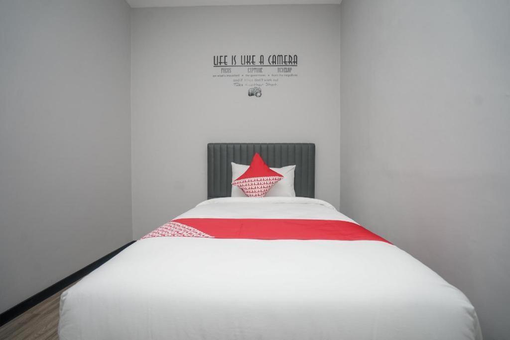 Oyo 568 Rajawali Homestay Palembang Buitenkant foto