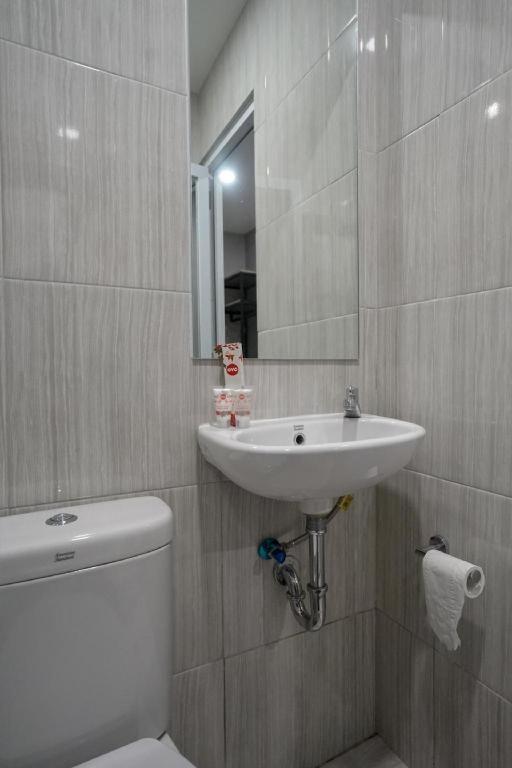 Oyo 568 Rajawali Homestay Palembang Buitenkant foto