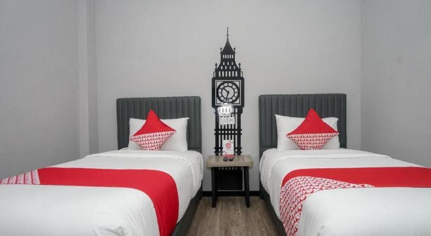 Oyo 568 Rajawali Homestay Palembang Buitenkant foto