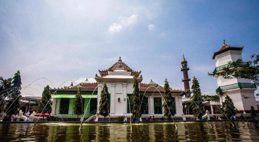 Oyo 568 Rajawali Homestay Palembang Buitenkant foto