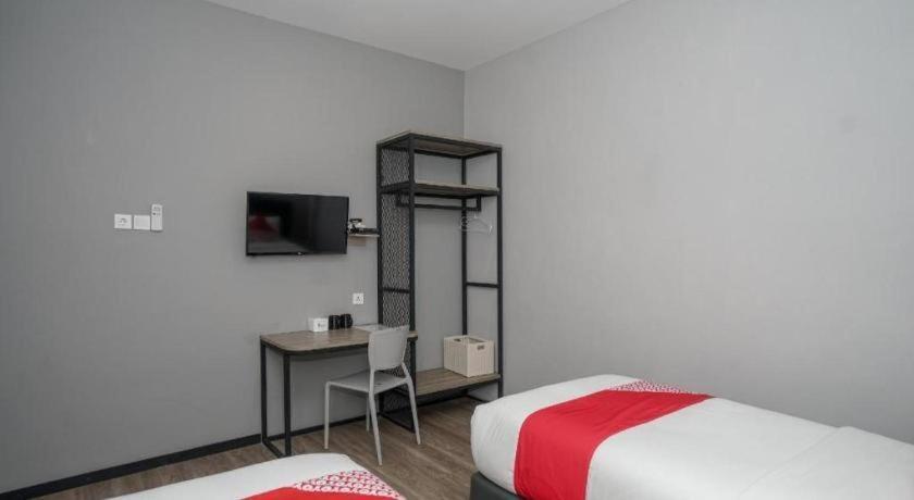 Oyo 568 Rajawali Homestay Palembang Buitenkant foto
