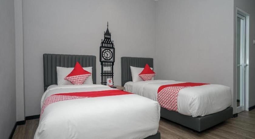 Oyo 568 Rajawali Homestay Palembang Buitenkant foto