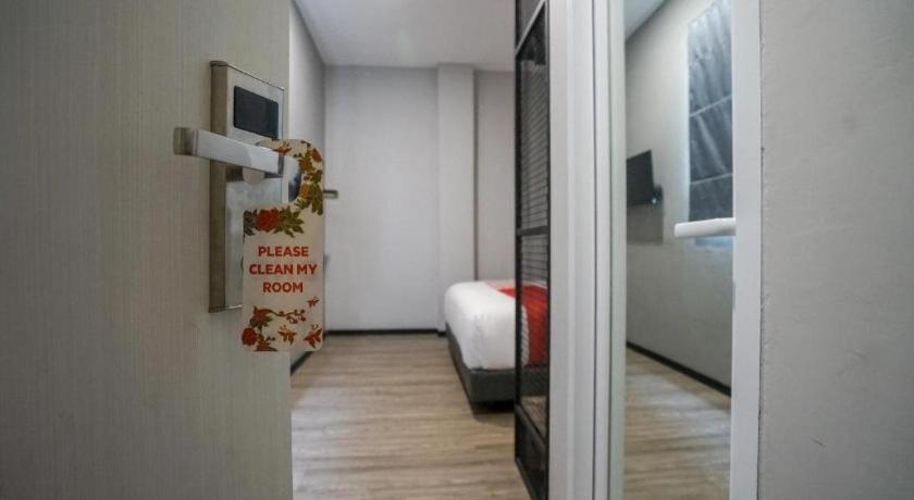 Oyo 568 Rajawali Homestay Palembang Buitenkant foto
