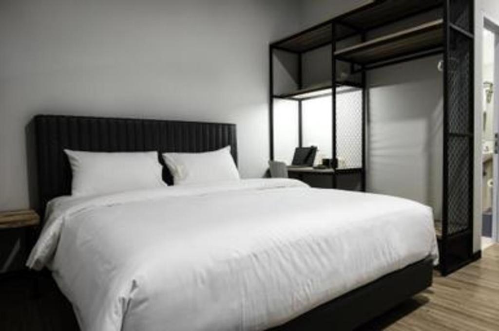 Oyo 568 Rajawali Homestay Palembang Buitenkant foto